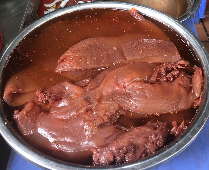 Món gỏi sứa đỏ, quà chiều quen thuộc của người Hải Phòng - Ảnh 1.