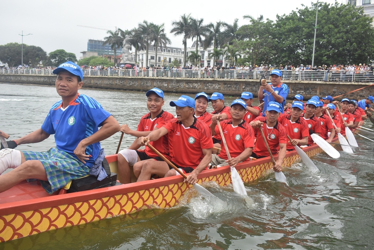Người dân đội mưa, "cháy" hết mình cổ vũ những tay chèo - Ảnh 4.