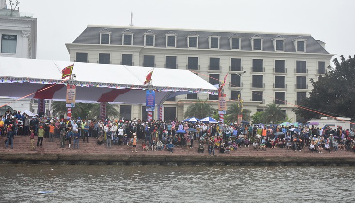 Người dân đội mưa, "cháy" hết mình cổ vũ những tay chèo - Ảnh 7.