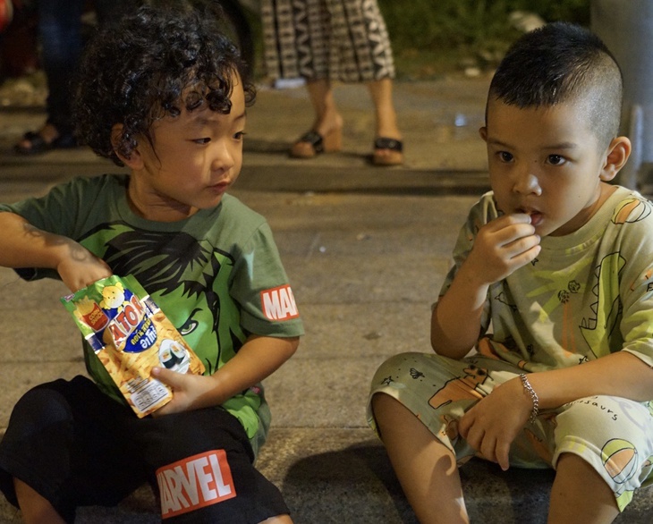 Người Sài Gòn hào hứng thưởng thức màn pháo hoa mừng 30/4 - Ảnh 14.