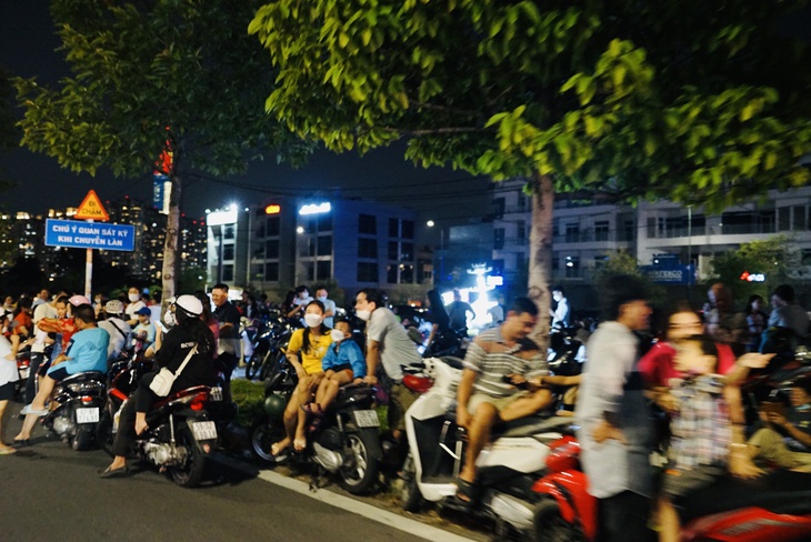 Người Sài Gòn hào hứng thưởng thức màn pháo hoa mừng 30/4 - Ảnh 4.