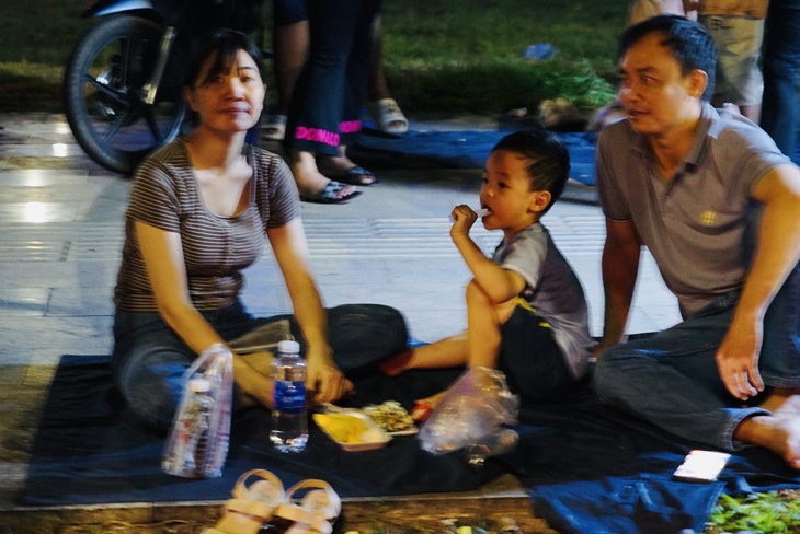 Người Sài Gòn hào hứng thưởng thức màn pháo hoa mừng 30/4 - Ảnh 5.