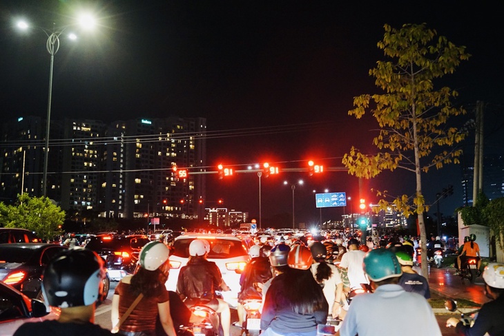 Người Sài Gòn hào hứng thưởng thức màn pháo hoa mừng 30/4 - Ảnh 1.