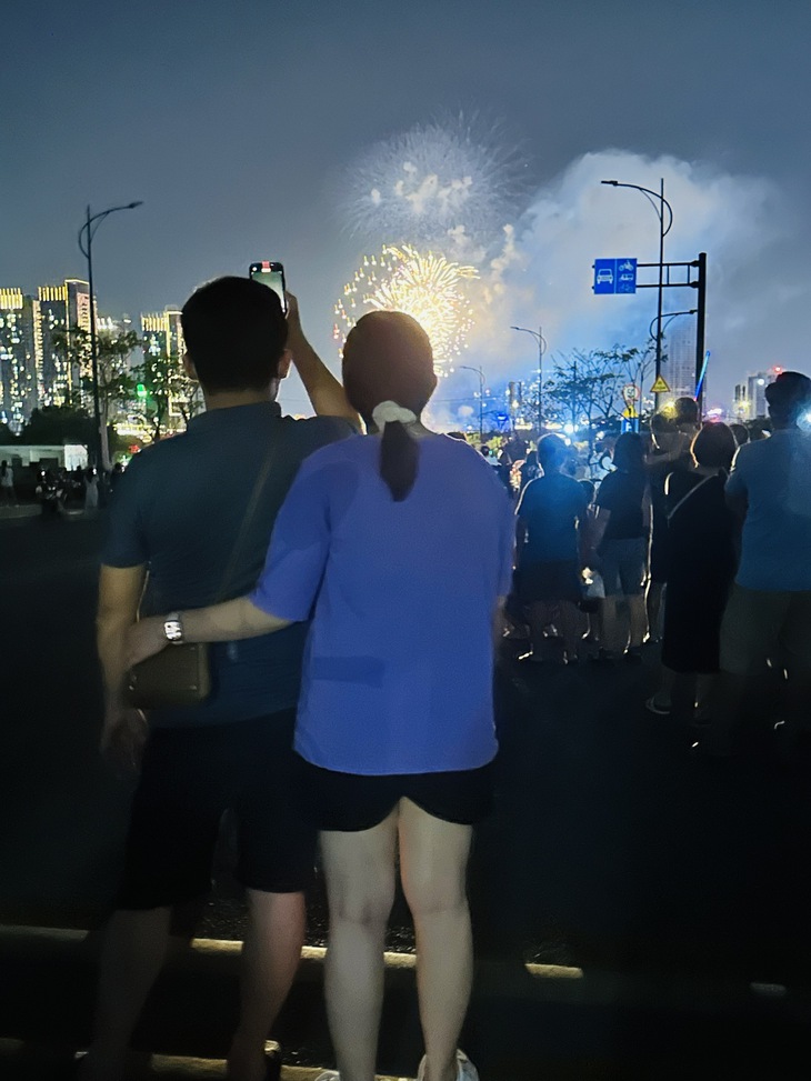 Người Sài Gòn hào hứng thưởng thức màn pháo hoa mừng 30/4 - Ảnh 9.