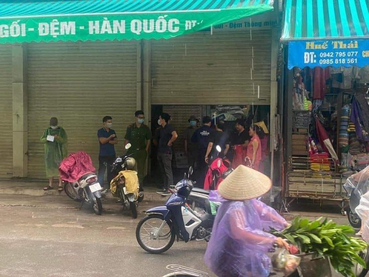 Phát hiện vợ chồng tiểu thương tử vong tại cửa hàng - Ảnh 1.