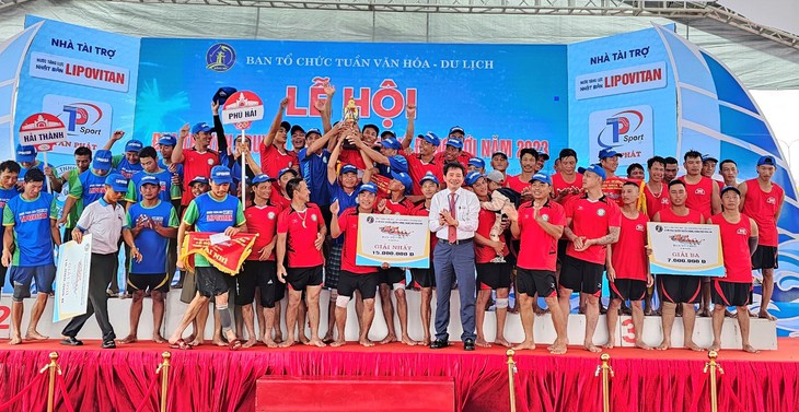 Người dân đội mưa, "cháy" hết mình cổ vũ những tay chèo - Ảnh 12.