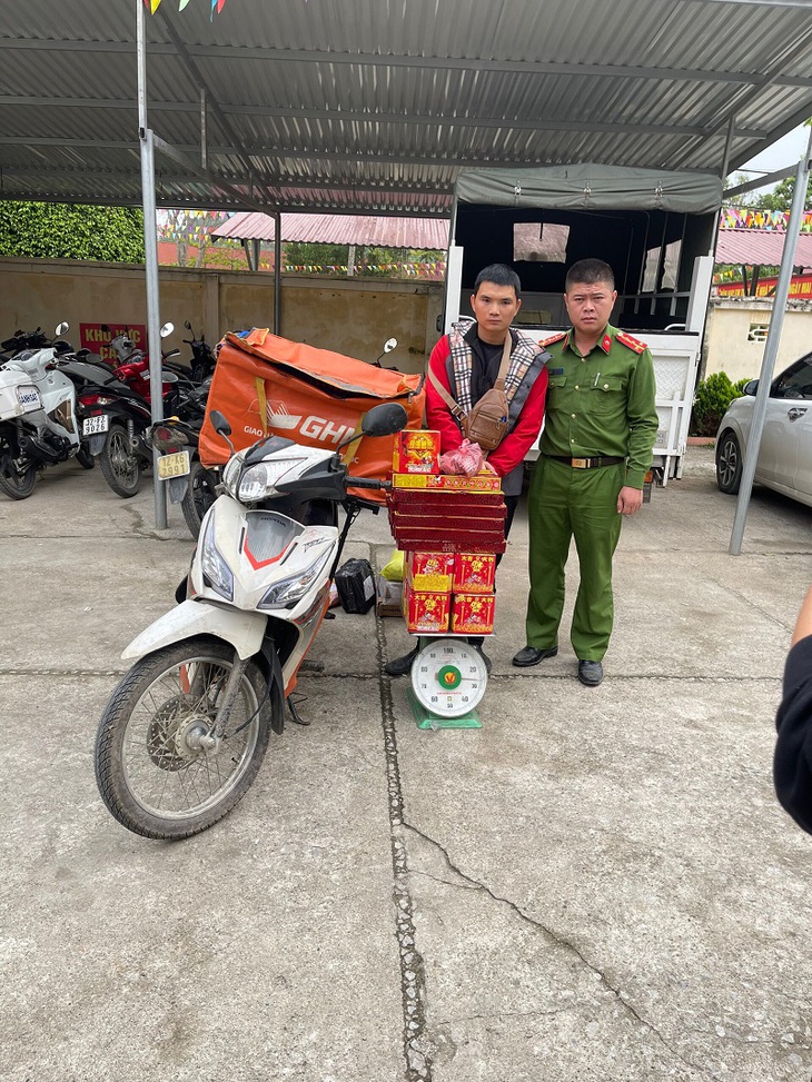 Dùng dịch vụ giao hàng để buôn bán hàng cấm - Ảnh 1.