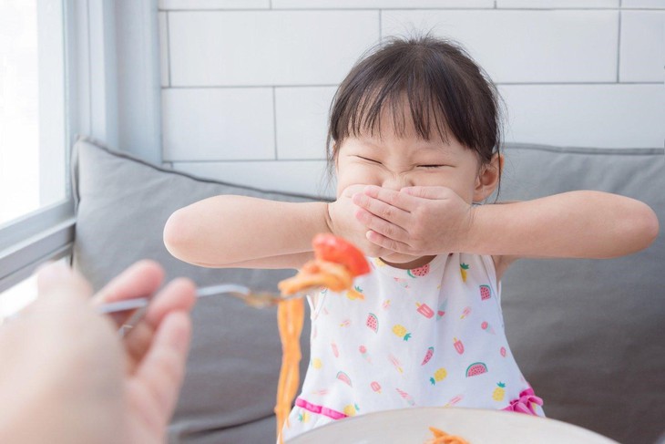 Mẹ có nên cho trẻ biếng ăn dùng vitamin tổng hợp? - Ảnh 1.