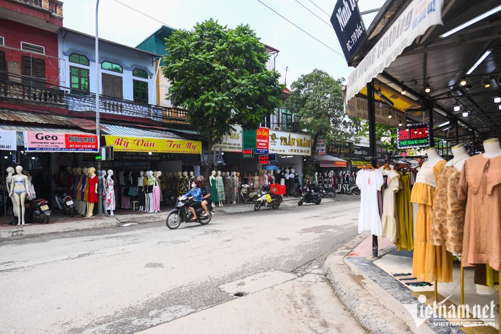 Chợ thời trang lớn nhất Hà Nội ế ẩm chưa từng thấy - Ảnh 1.