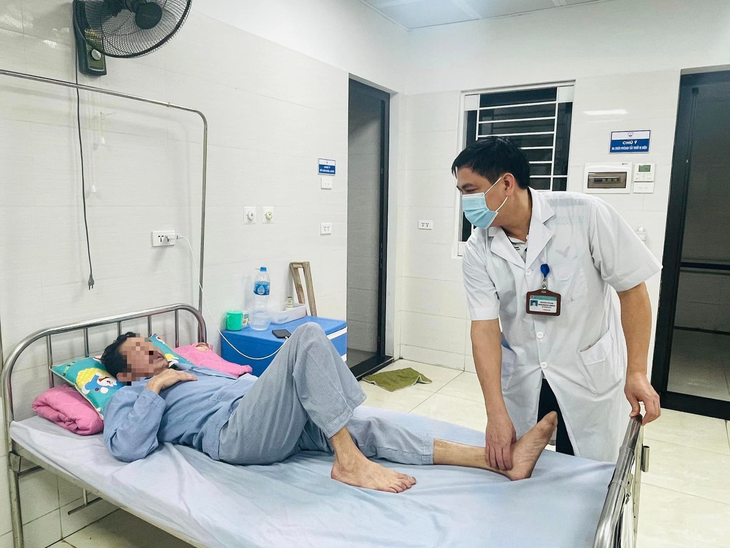 Đau đến tê bì, đi lại càng đau, người đàn ông ngã ngửa khi biết mình bị tắc động mạch chi - Ảnh 1.