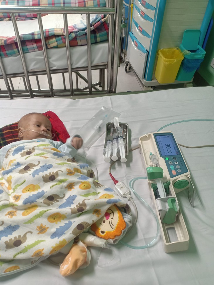 MS 835: Sự sống mong manh của bé trai mắc bệnh hiếm cần cộng đồng hỗ trợ gấp - Ảnh 3.