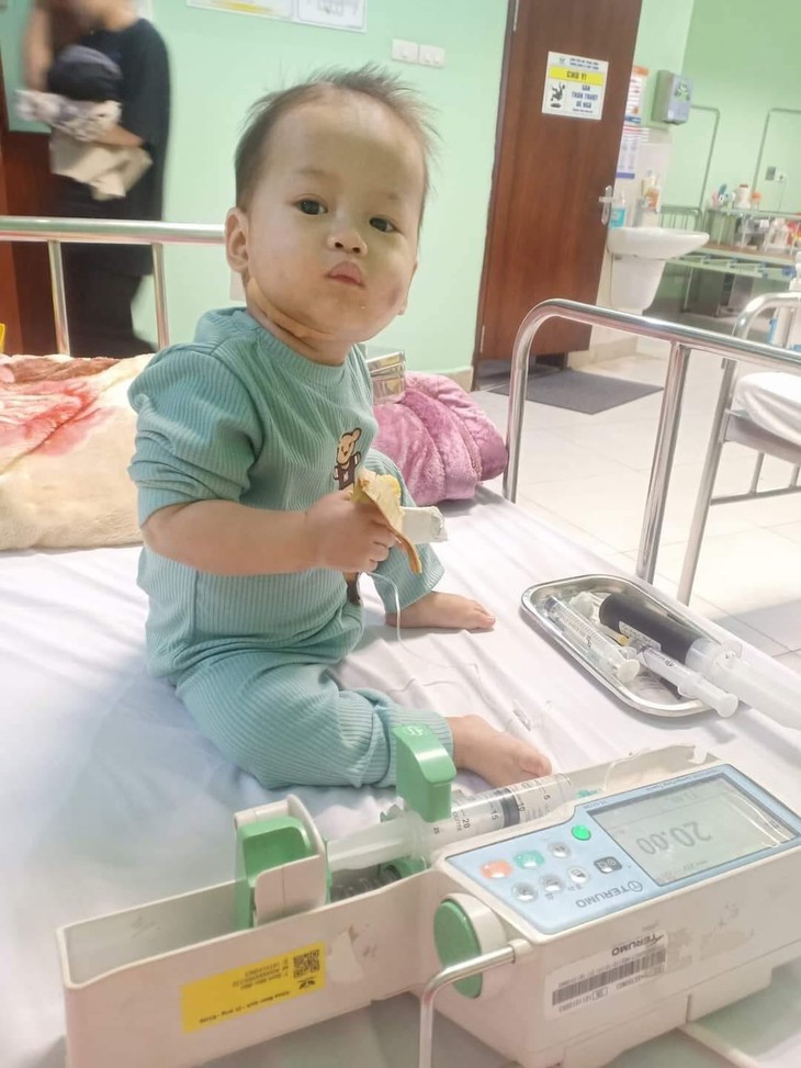 MS 835: Sự sống mong manh của bé trai mắc bệnh hiếm cần cộng đồng hỗ trợ gấp - Ảnh 4.