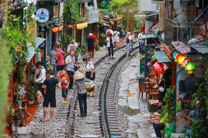 Hà Nội yêu cầu doanh nghiệp lữ hành không tổ chức tour đến phố 'cà phê đường tàu' - Ảnh 1. Hà Nội yêu cầu doanh nghiệp lữ hành không tổ chức tour đến phố 'cà phê đường tàu' - Ảnh 1.