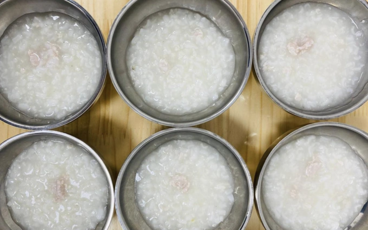 Phụ huynh trường AMIS tố bữa ăn kém chất lượng: Nhà trường lý giải thế nào?