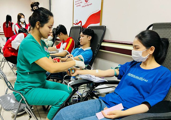 Ngành Giáo dục hưởng ứng "Ngày toàn dân hiến máu tình nguyện" - Ảnh 2. Ngành Giáo dục hưởng ứng "Ngày toàn dân hiến máu tình nguyện" - Ảnh 2.
