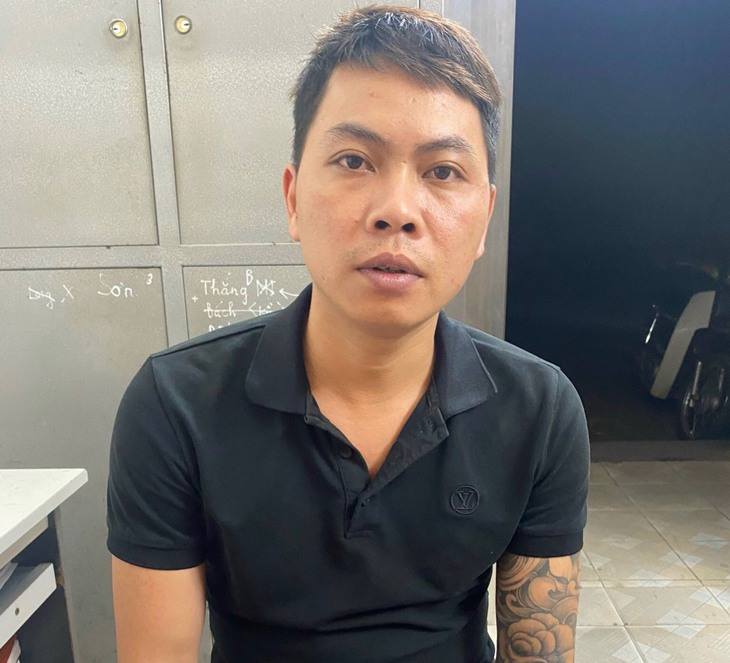 Khởi tố đối tượng mang theo súng đi đánh bạc - Ảnh 1.