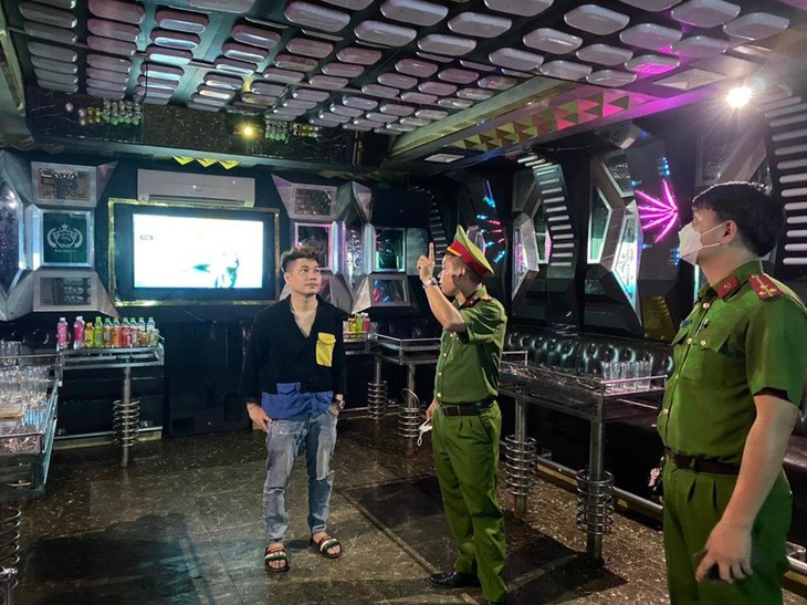 Hà Nội tiếp tục siết chặt quản lý đối với loại hình kinh doanh dịch vụ karaoke - Ảnh 1. Hà Nội tiếp tục siết chặt quản lý đối với loại hình kinh doanh dịch vụ karaoke - Ảnh 1.