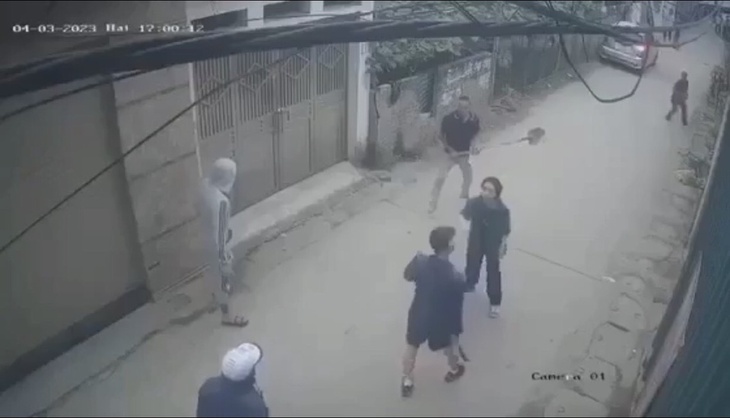 Người đàn ông bị chém lìa tay ở Hà Nội - Ảnh 1.