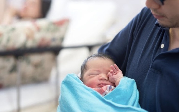 Đề xuất nam giới cũng được nghỉ thai sản 6 tháng: Người dân mừng, bảo hiểm xã hội lo