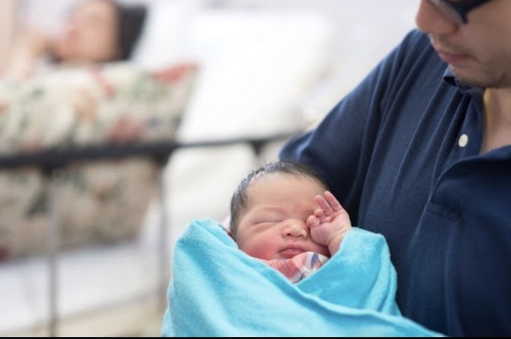 Đề xuất nam giới cũng được nghỉ thai sản 6 tháng: Người dân mừng, bảo hiểm xã hội lo - Ảnh 2. Đề xuất nam giới cũng được nghỉ thai sản 6 tháng: Người dân mừng, bảo hiểm xã hội lo - Ảnh 2.