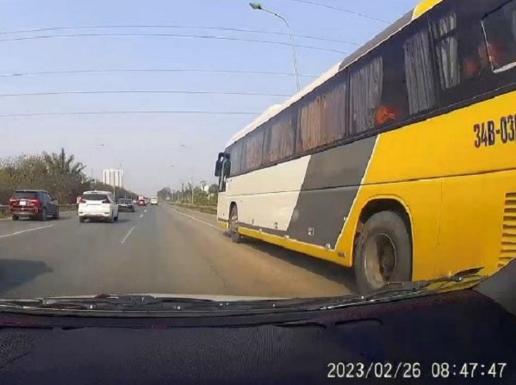 Phạt nguội 5 triệu đồng lái xe đi vào làn khẩn cấp trên Đại lộ Thăng Long - Ảnh 1.