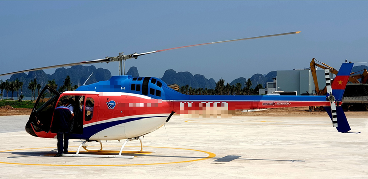 Máy bay trực thăng gặp nạn tại khu vực giáp ranh giữa vịnh Hạ Long (Quảng Ninh) và vịnh Lan Hạ (Hải Phòng) - Ảnh 1. Máy bay trực thăng gặp nạn tại khu vực giáp ranh giữa vịnh Hạ Long (Quảng Ninh) và vịnh Lan Hạ (Hải Phòng) - Ảnh 1.