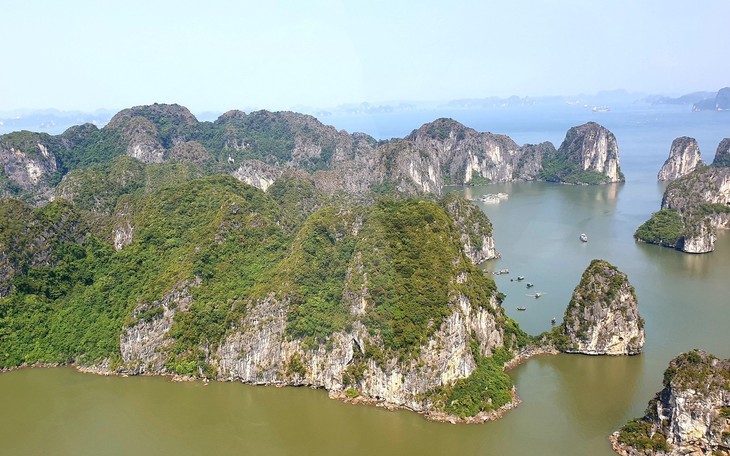 Máy bay trực thăng gặp nạn tại khu vực giáp ranh giữa vịnh Hạ Long (Quảng Ninh) và vịnh Lan Hạ (Hải Phòng)