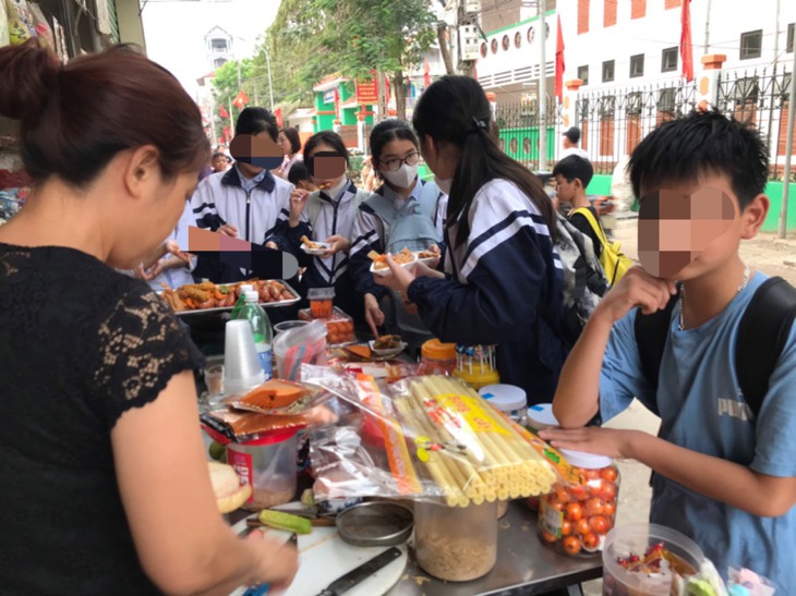 Thực trạng ăn quà vặt diễn ra phổ biến. Thực trạng ăn quà vặt diễn ra phổ biến.