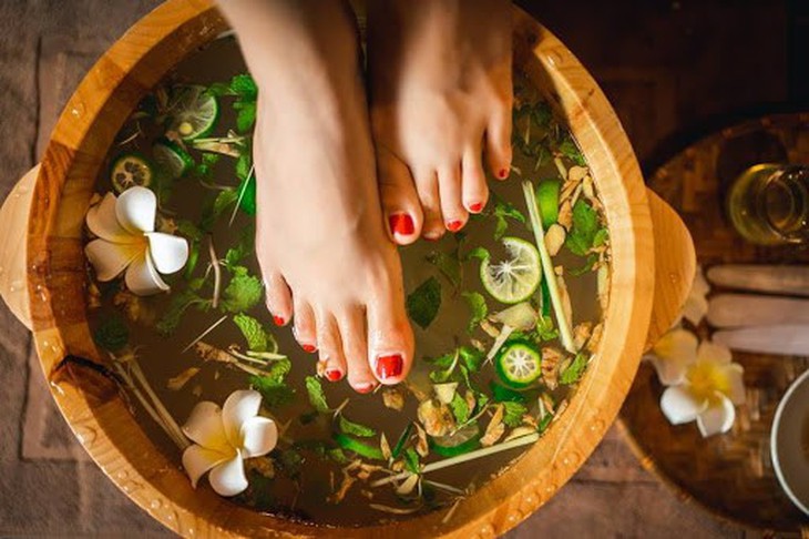 Ngâm chân tuy đơn giản mà hiệu quả không tưởng - Ảnh 2.