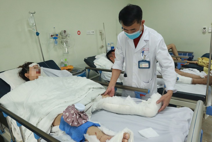 Vụ tai nạn liên hoàn ở đường Võ Chí Công: Có bệnh nhân tiên lượng nặng, khó phục hồi - Ảnh 2. Vụ tai nạn liên hoàn ở đường Võ Chí Công: Có bệnh nhân tiên lượng nặng, khó phục hồi - Ảnh 2.