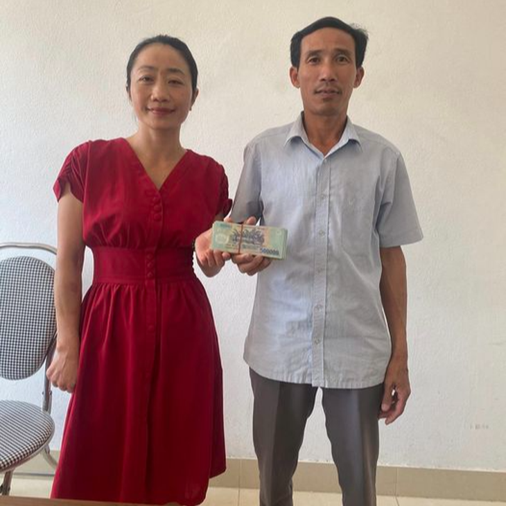 Trả lại 60 triệu đồng cho người đánh rơi tại quán - Ảnh 1.
