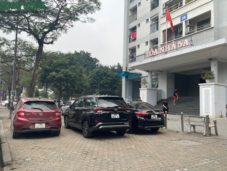 Nhan nhản ô tô đỗ trái phép tại các khu dân cư Hà Nội - Ảnh 5.