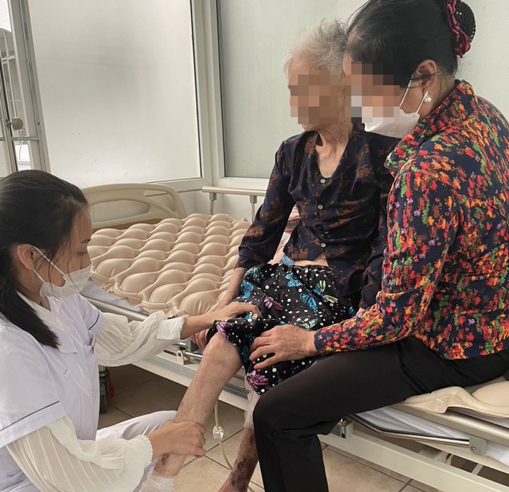Bị gãy cổ xương đùi, cụ bà 88 tuổi suýt mất mạng vì tin lời lang băm - Ảnh 1. Bị gãy cổ xương đùi, cụ bà 88 tuổi suýt mất mạng vì tin lời lang băm - Ảnh 1.