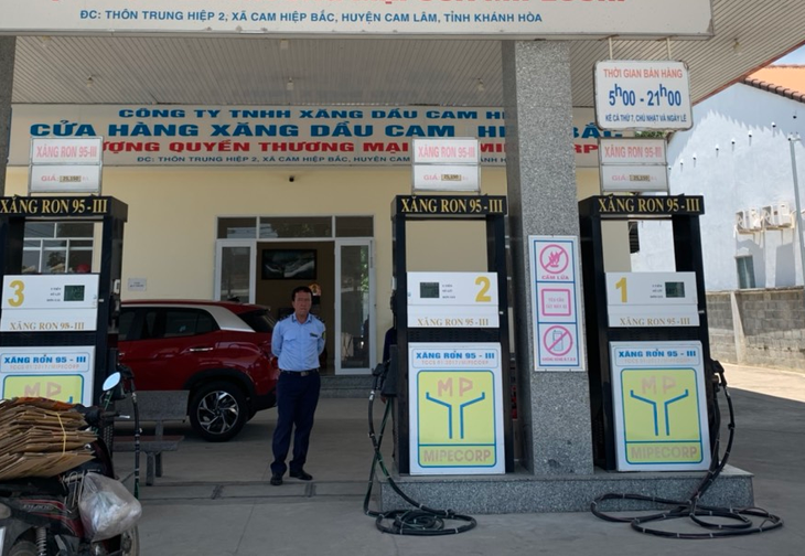 Giấy phép hết hạn vẫn ngang nhiên bán xăng, một doanh nghiệp bị xử phạt hơn 50 triệu đồng - Ảnh 2. Giấy phép hết hạn vẫn ngang nhiên bán xăng, một doanh nghiệp bị xử phạt hơn 50 triệu đồng - Ảnh 2.