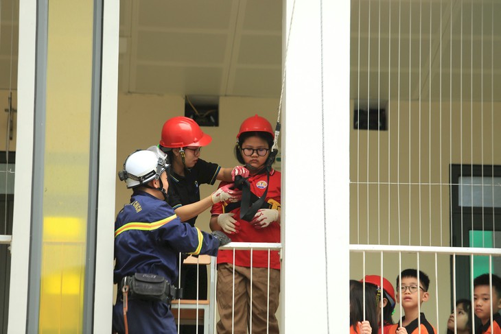 Học sinh hào hứng tham gia trải nghiệm ngoại khóa phòng cháy, chữa cháy - Ảnh 3.