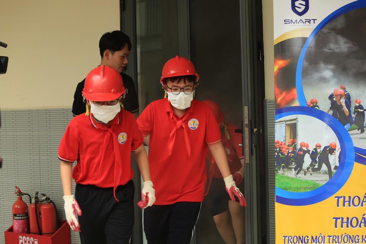 Học sinh hào hứng tham gia trải nghiệm ngoại khóa phòng cháy, chữa cháy - Ảnh 2.