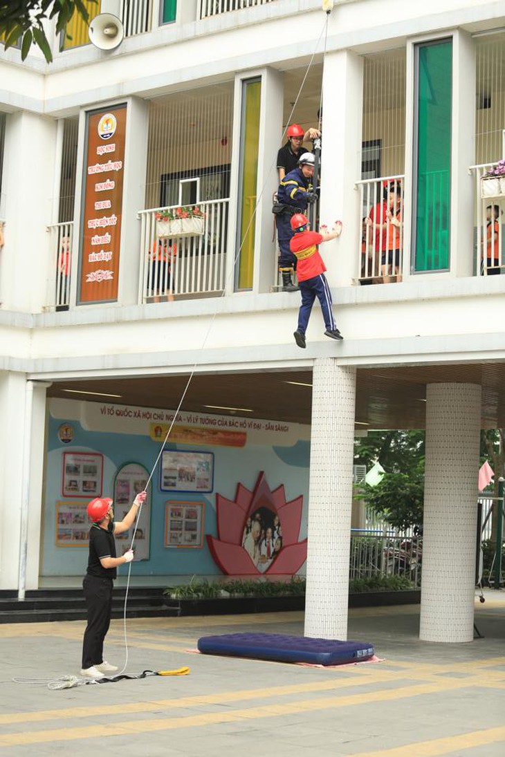Học sinh hào hứng tham gia trải nghiệm ngoại khóa phòng cháy, chữa cháy - Ảnh 4.