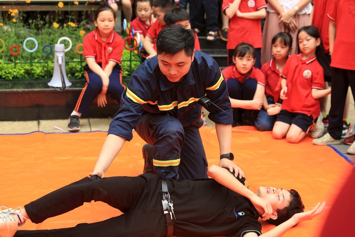 Học sinh hào hứng tham gia trải nghiệm ngoại khóa phòng cháy, chữa cháy - Ảnh 5.