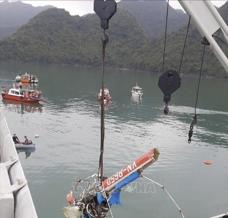 Vụ tai nạn máy bay ở Hạ Long: Tìm thấy hộp đen của trực thăng rơi - Ảnh 4. Vụ tai nạn máy bay ở Hạ Long: Tìm thấy hộp đen của trực thăng rơi - Ảnh 4.