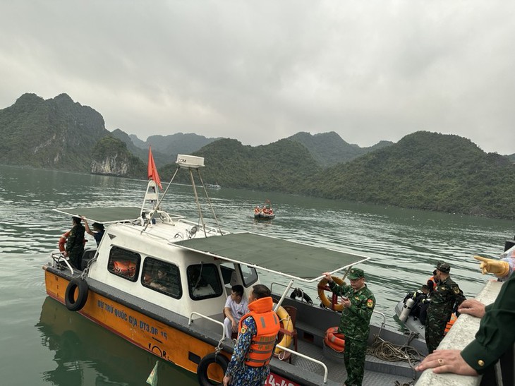 Vụ máy bay rơi khi tham quan Vịnh: Đã tìm thấy nạn nhân thứ 4, đang trục vớt từng phần máy bay rơi - Ảnh 1.