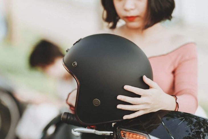 5 bí quyết hạn chế tóc bết khi đội mũ bảo hiểm - Ảnh 1.