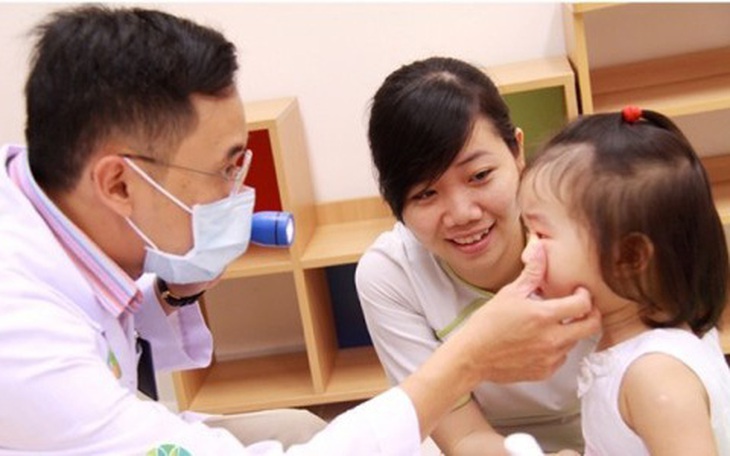 Bệnh nhân có biểu hiện phù kết mạc, hoặc hoại tử kết mạc, giác mạc (tròng trắng và tròng đen của mắt), có ánh mủ vàng trong mắt khi quan sát qua lỗ đồng tử. Ảnh minh họa
