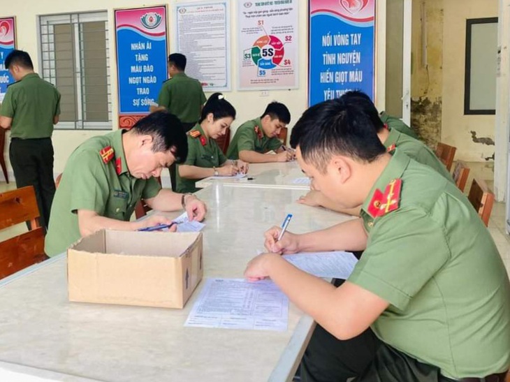 Hơn 20 cán bộ, chiến sĩ Công an Nghệ An tham gia hiến máu tình nguyện - Ảnh 2.