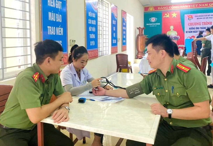 Hơn 20 cán bộ, chiến sĩ Công an Nghệ An tham gia hiến máu tình nguyện - Ảnh 3.