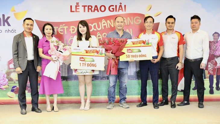 HDBank trao thưởng gần 2 tỷ đồng tận tay khách hàng gửi tiết kiệm - Ảnh 1.