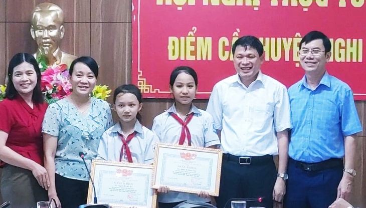 Tặng Giấy khen cho hai nữ sinh lớp 6 dũng cảm cứu em nhỏ đuối nước - Ảnh 1.