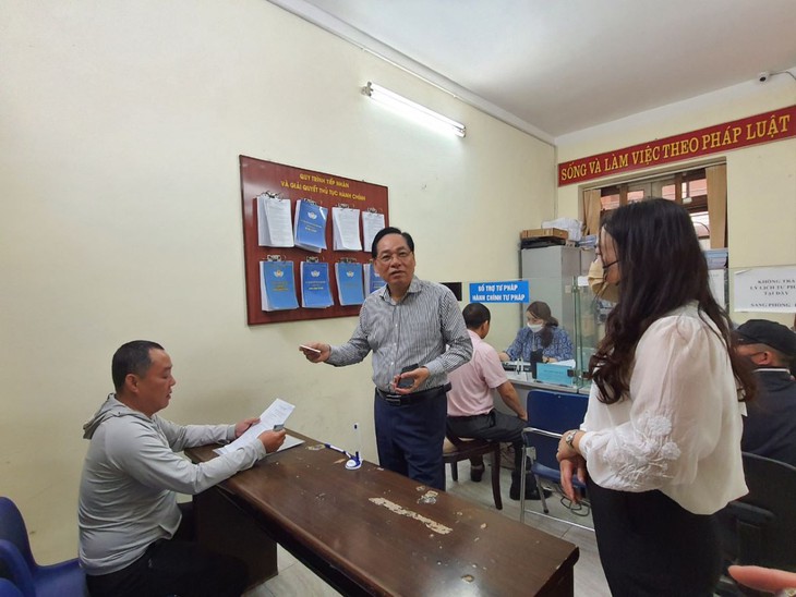 Người dân mòn mỏi xếp hàng xin lý lịch tư pháp, Hà Nội chỉ đạo xử lý, khắc phục - Ảnh 2.