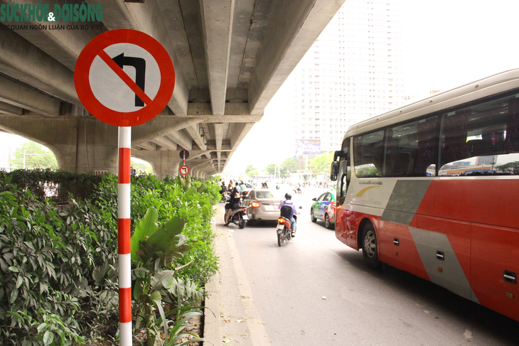 Vắng bóng CSGT, người dân lập tức "làm ngơ" biển cấm - Ảnh 2.