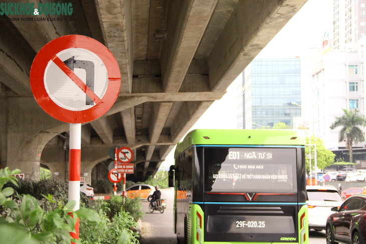 Vắng bóng CSGT, người dân lập tức "làm ngơ" biển cấm - Ảnh 4.