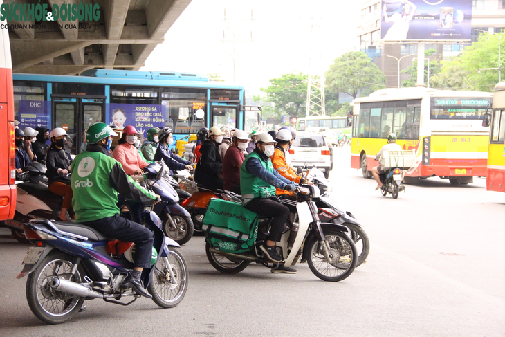 Vắng bóng CSGT, người dân lập tức "làm ngơ" biển cấm - Ảnh 5.